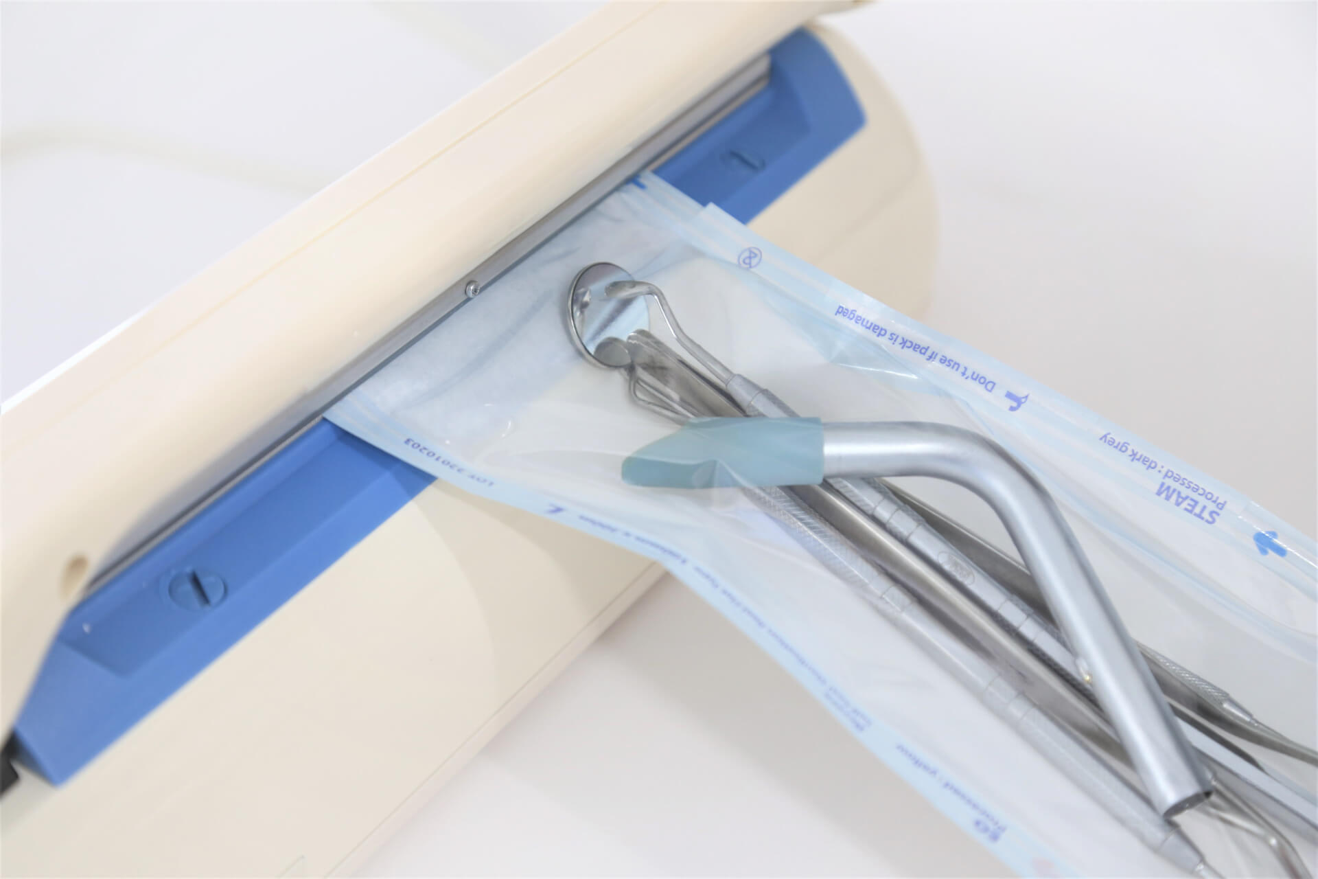 治療器具を個別にパッキングした後に圧着